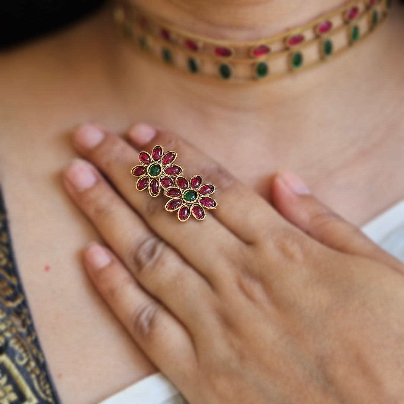 Choker red and green stone