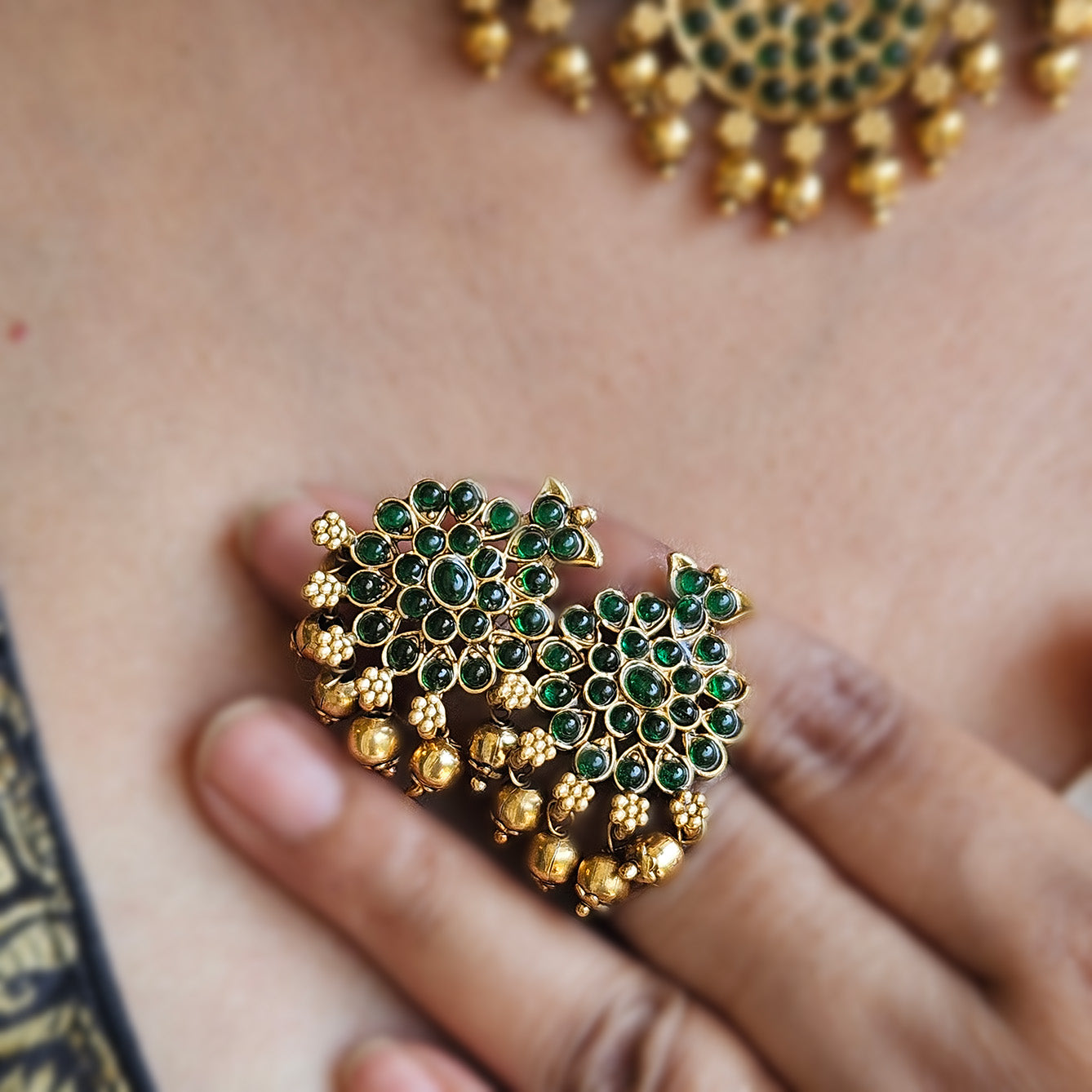 Choker with earrings - green stones