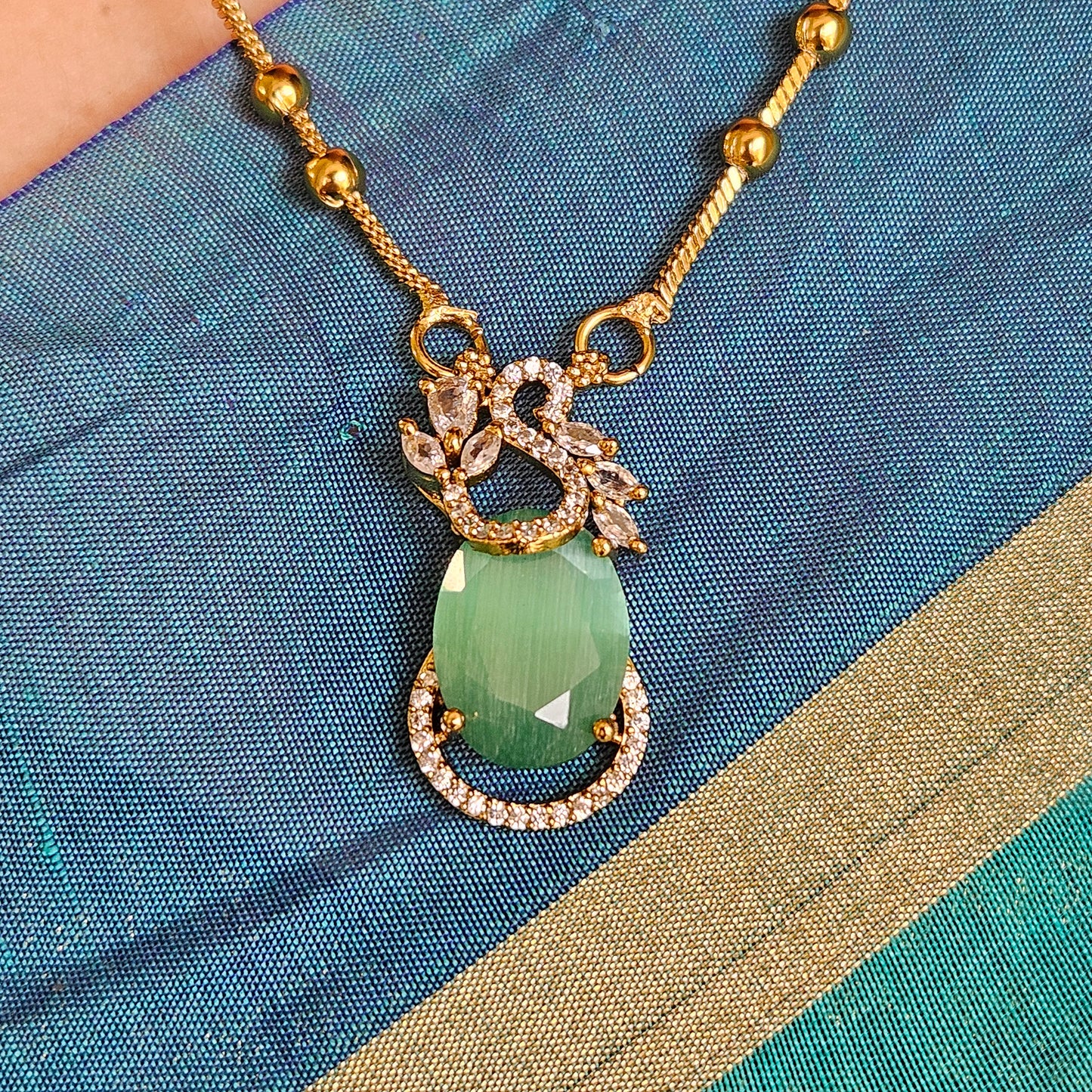 Long chain with peacock pendant - Sea green