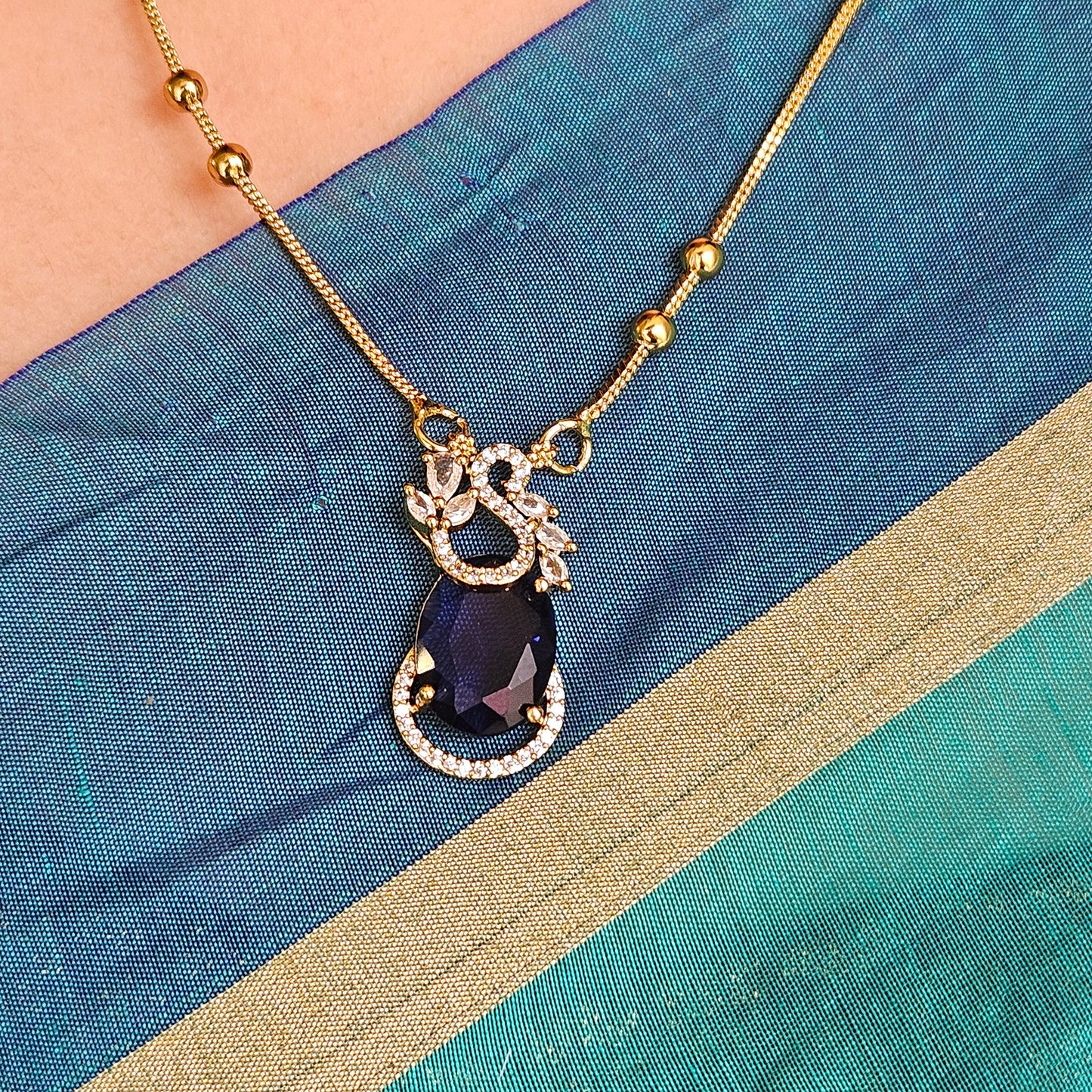 Long chain with peacock pendant violet