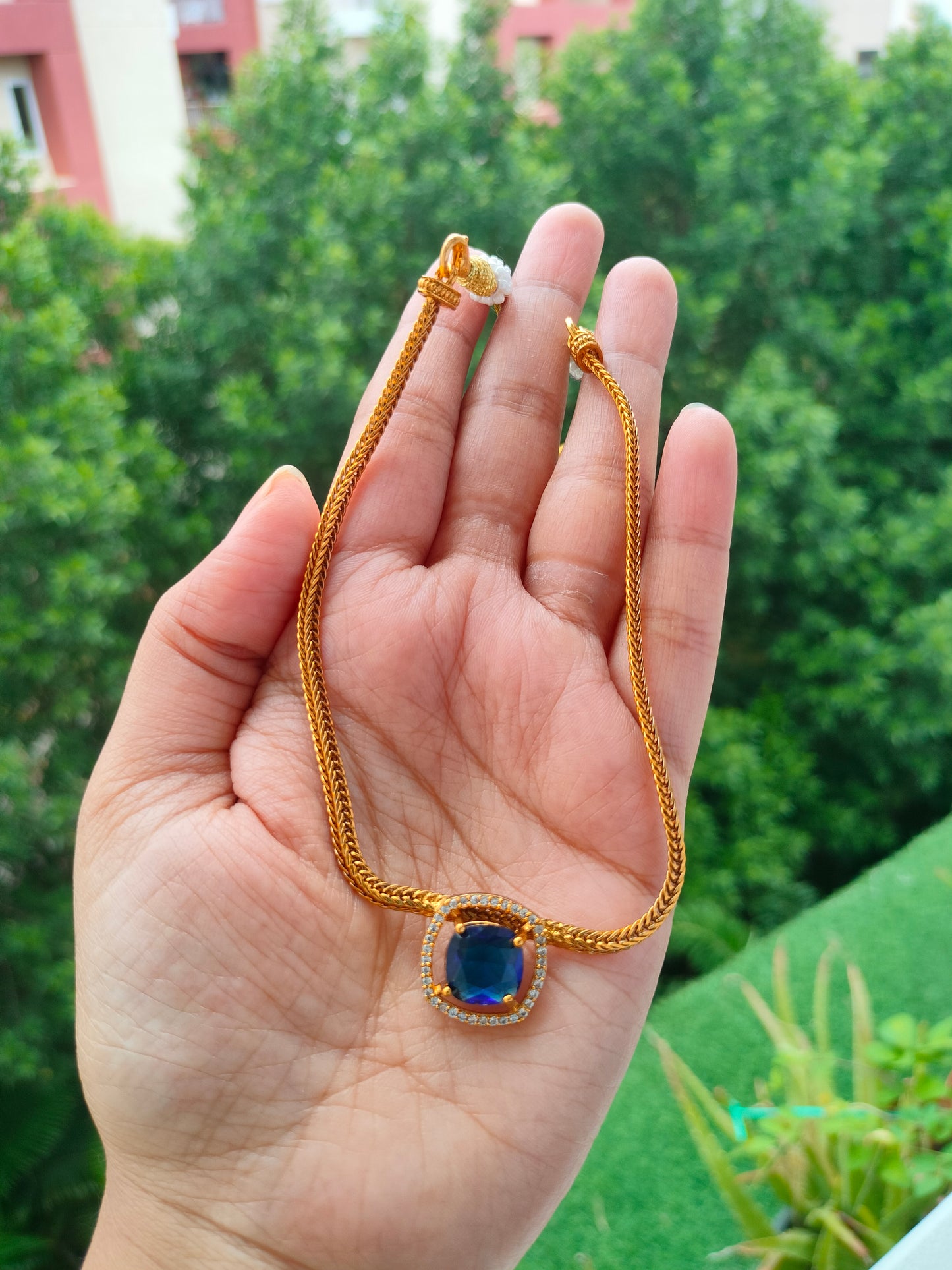Simple choker with earrings