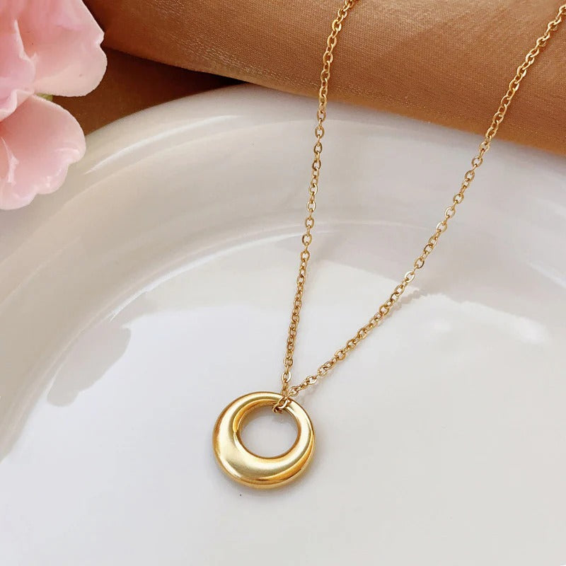 Stainless steel anti tarnish golden chain with geometric circle shaped pendant