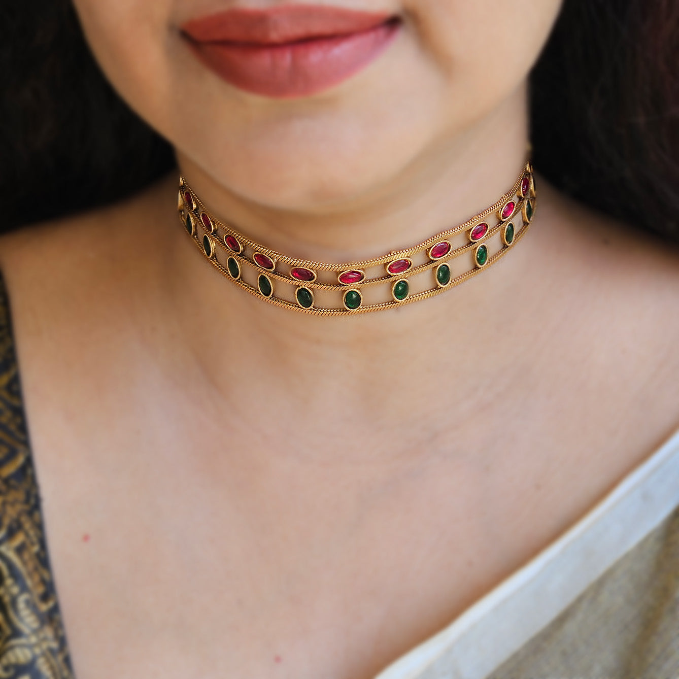 Choker red and green stone