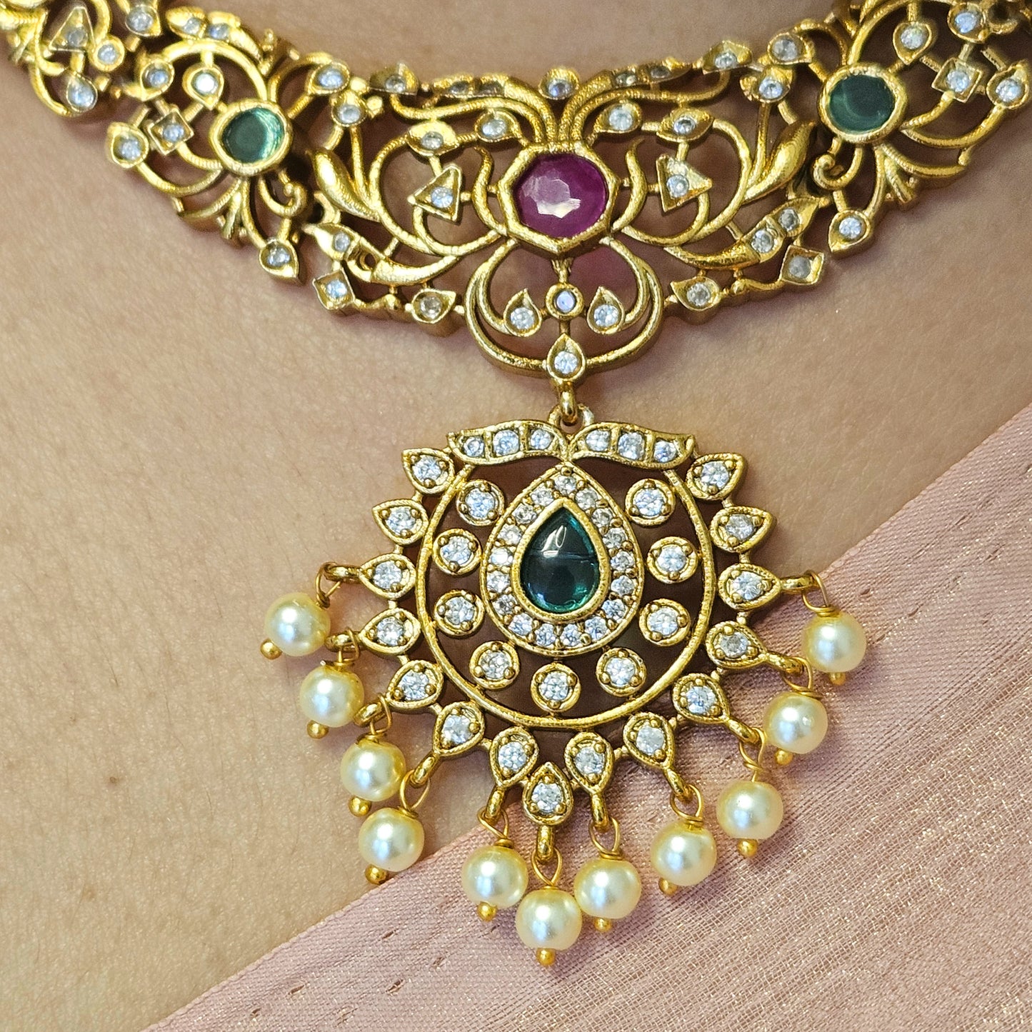 Necklace set Jadau with pearl drops, ruby and emerald - Non idol