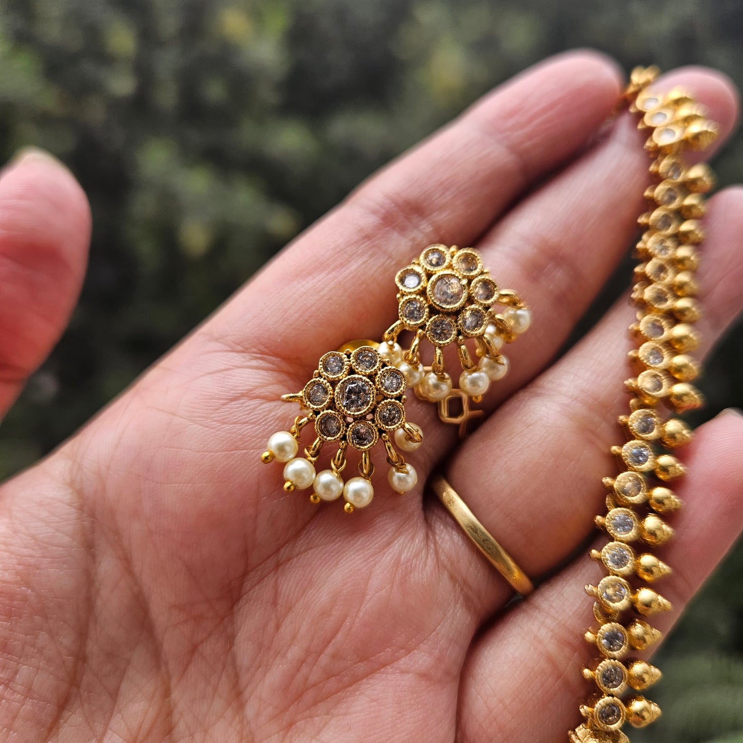 Necklace set traditional white stones
