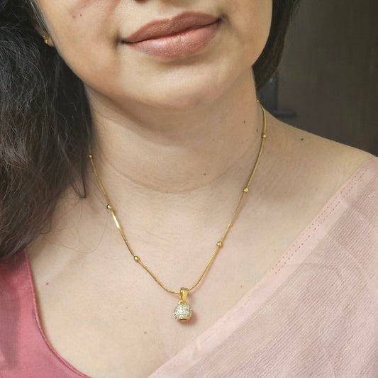 Short chain with ball pendant