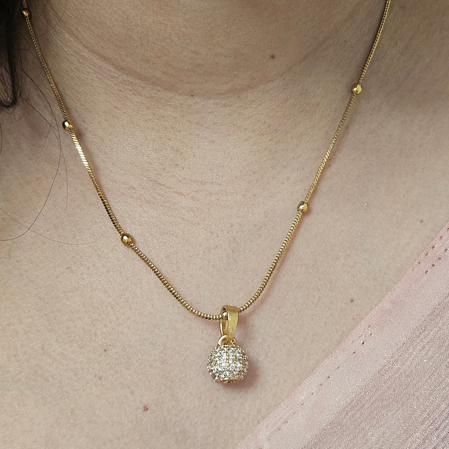 Short chain with ball pendant