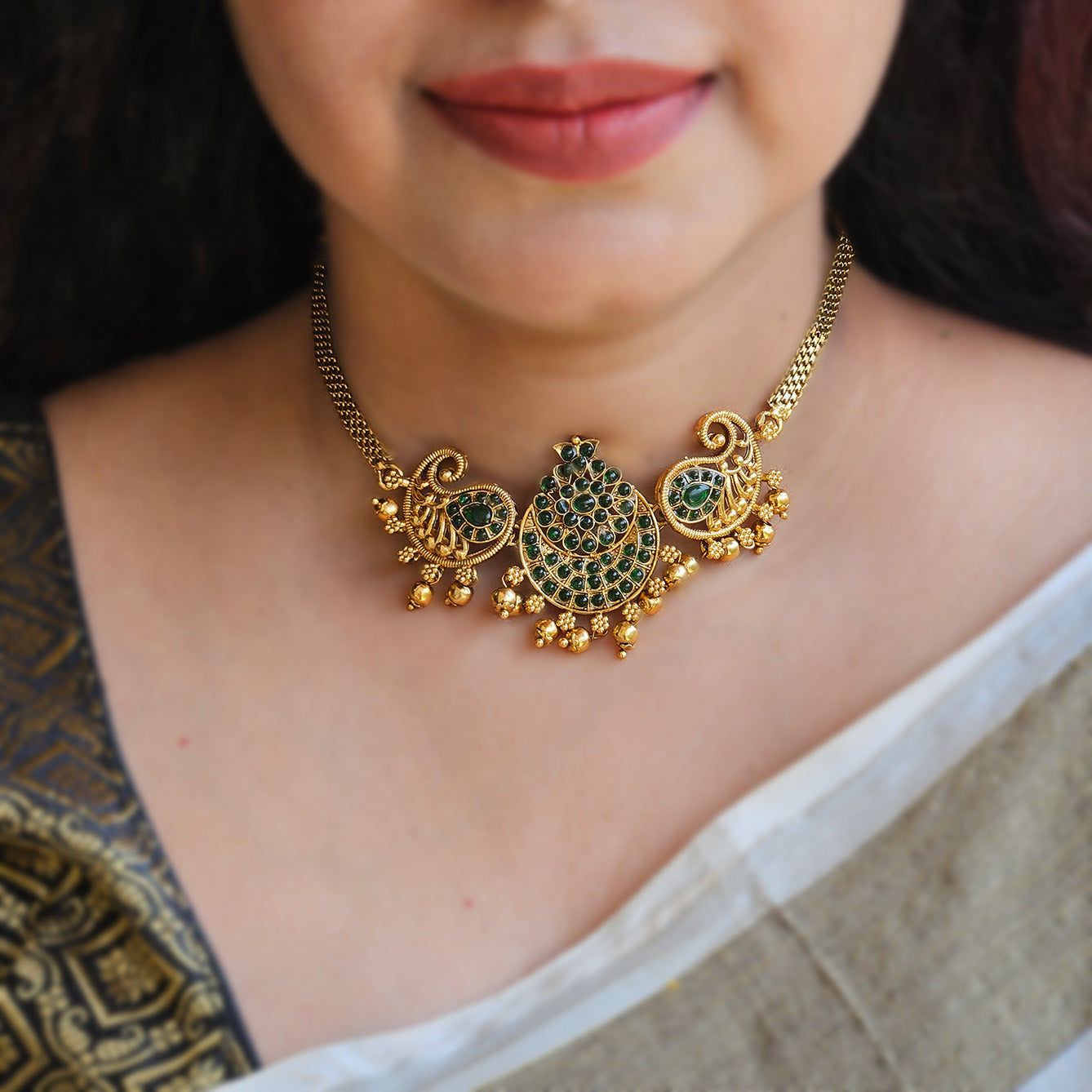 Choker with earrings - green stones