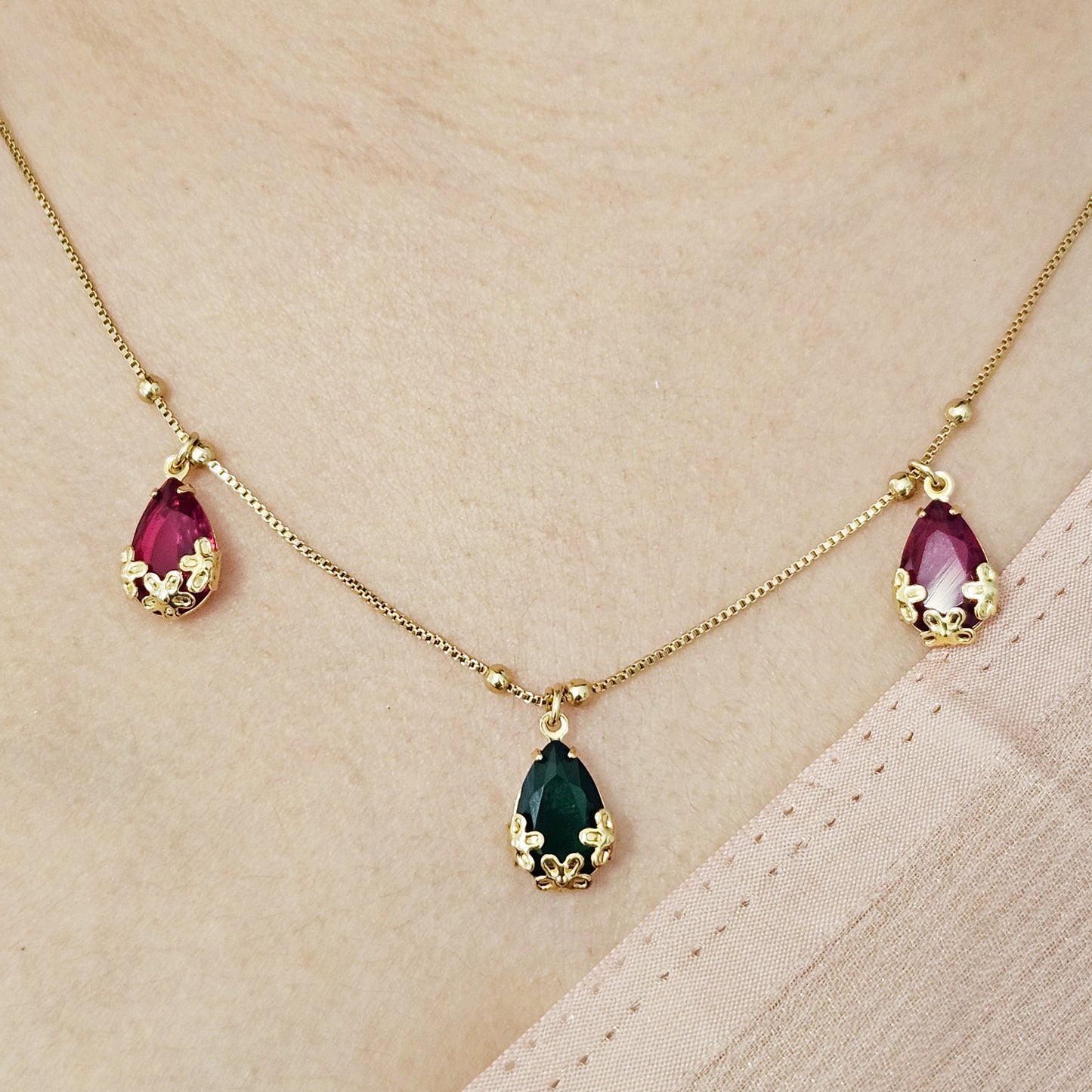 Necklace multi pendant drops red and green