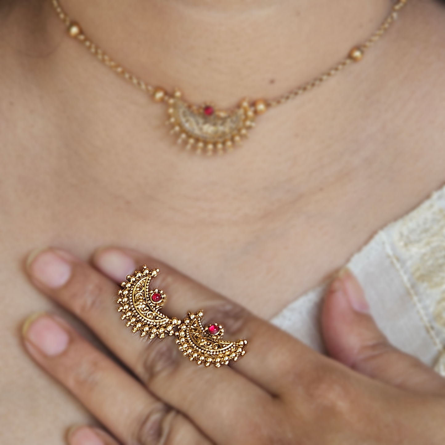 Simple choker set with moon pendant
