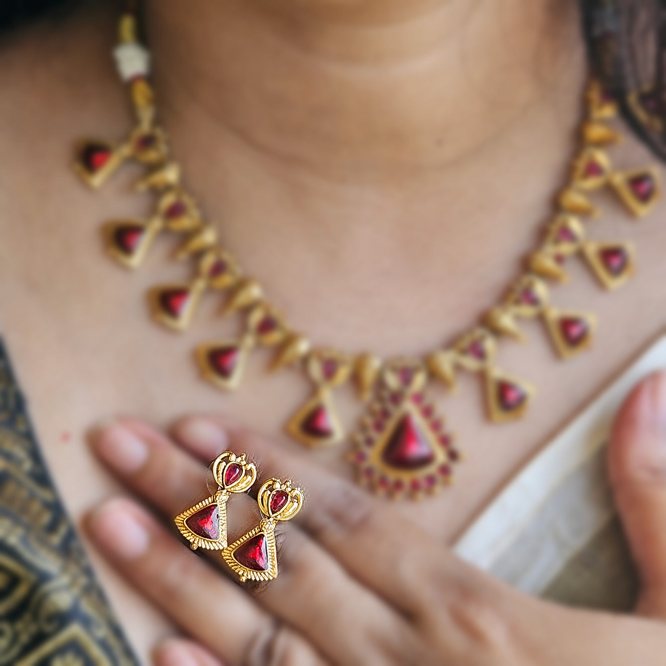 Palakka red with earrings