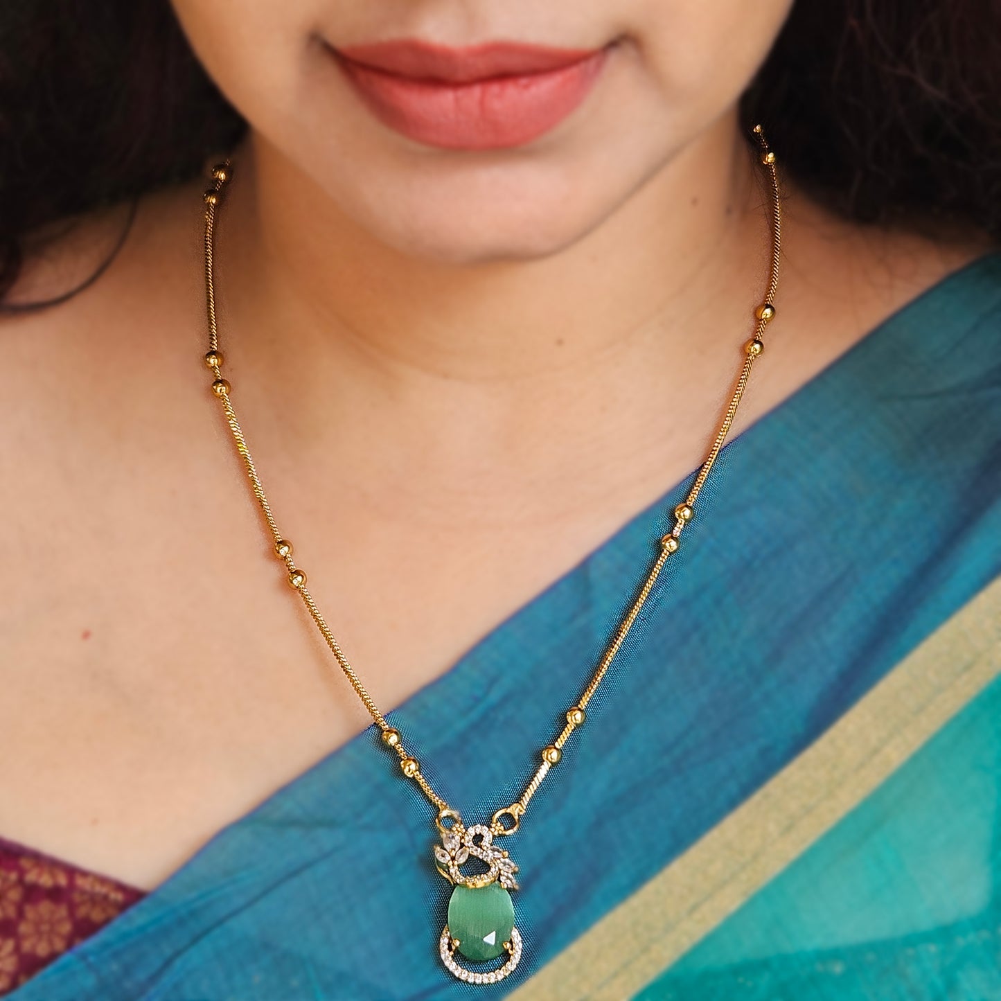 Long chain with peacock pendant - Sea green