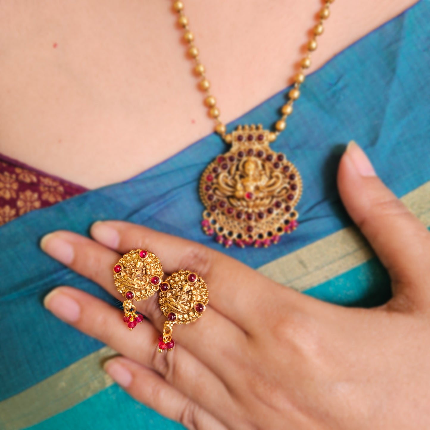 Bead chain with Lakshmi pendant and earrings red