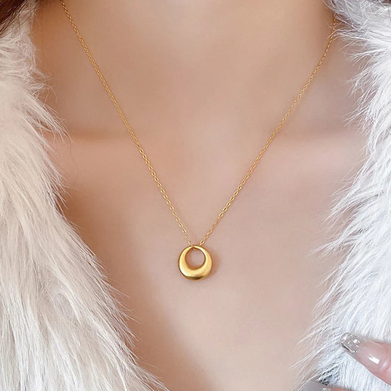 Stainless steel anti tarnish golden chain with geometric circle shaped pendant