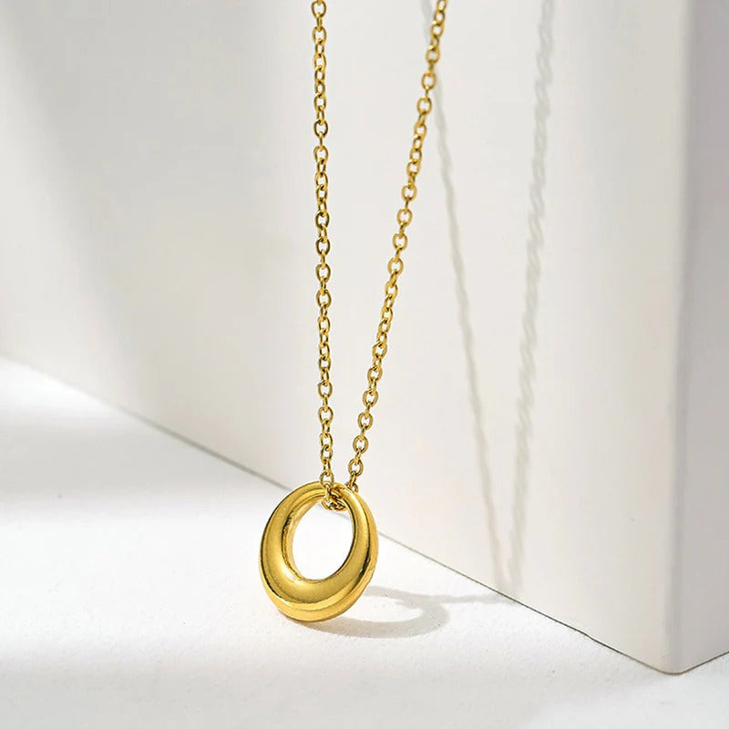 Stainless steel anti tarnish golden chain with geometric circle shaped pendant