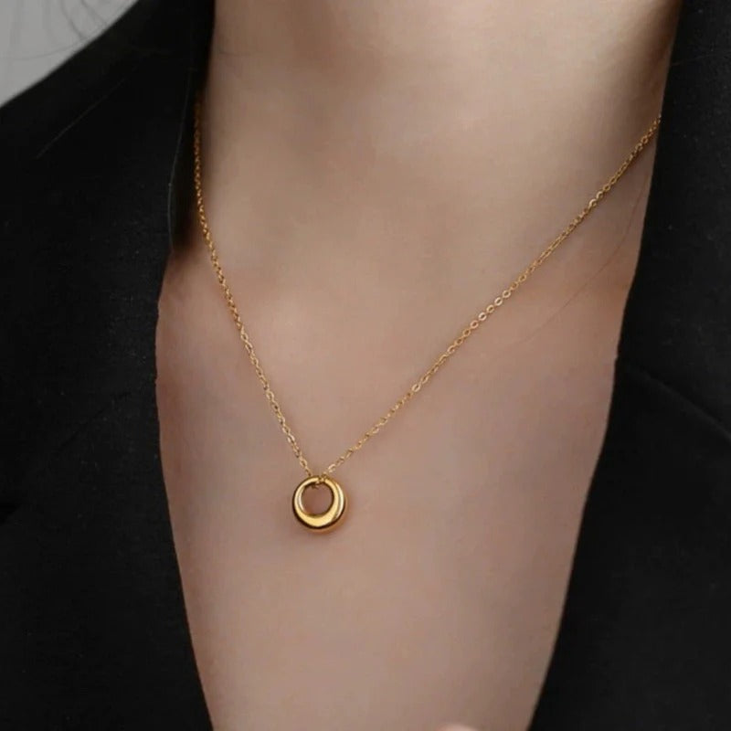 Stainless steel anti tarnish golden chain with geometric circle shaped pendant