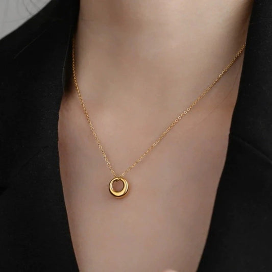 Stainless steel anti tarnish golden chain with geometric circle shaped pendant
