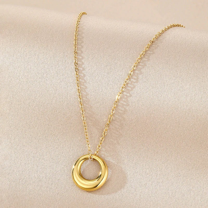 Stainless steel anti tarnish golden chain with geometric circle shaped pendant