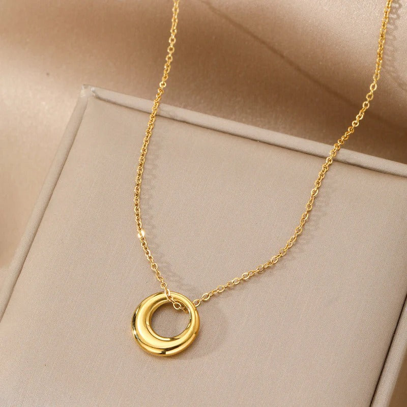 Stainless steel anti tarnish golden chain with geometric circle shaped pendant