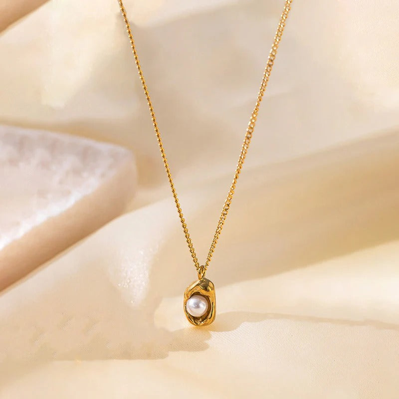 Stainless steel anti tarnish golden chain with single pearl pendant