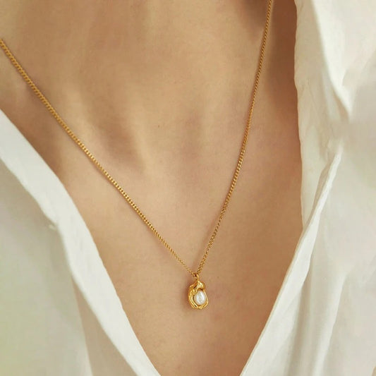 Stainless steel anti tarnish golden chain with single pearl pendant