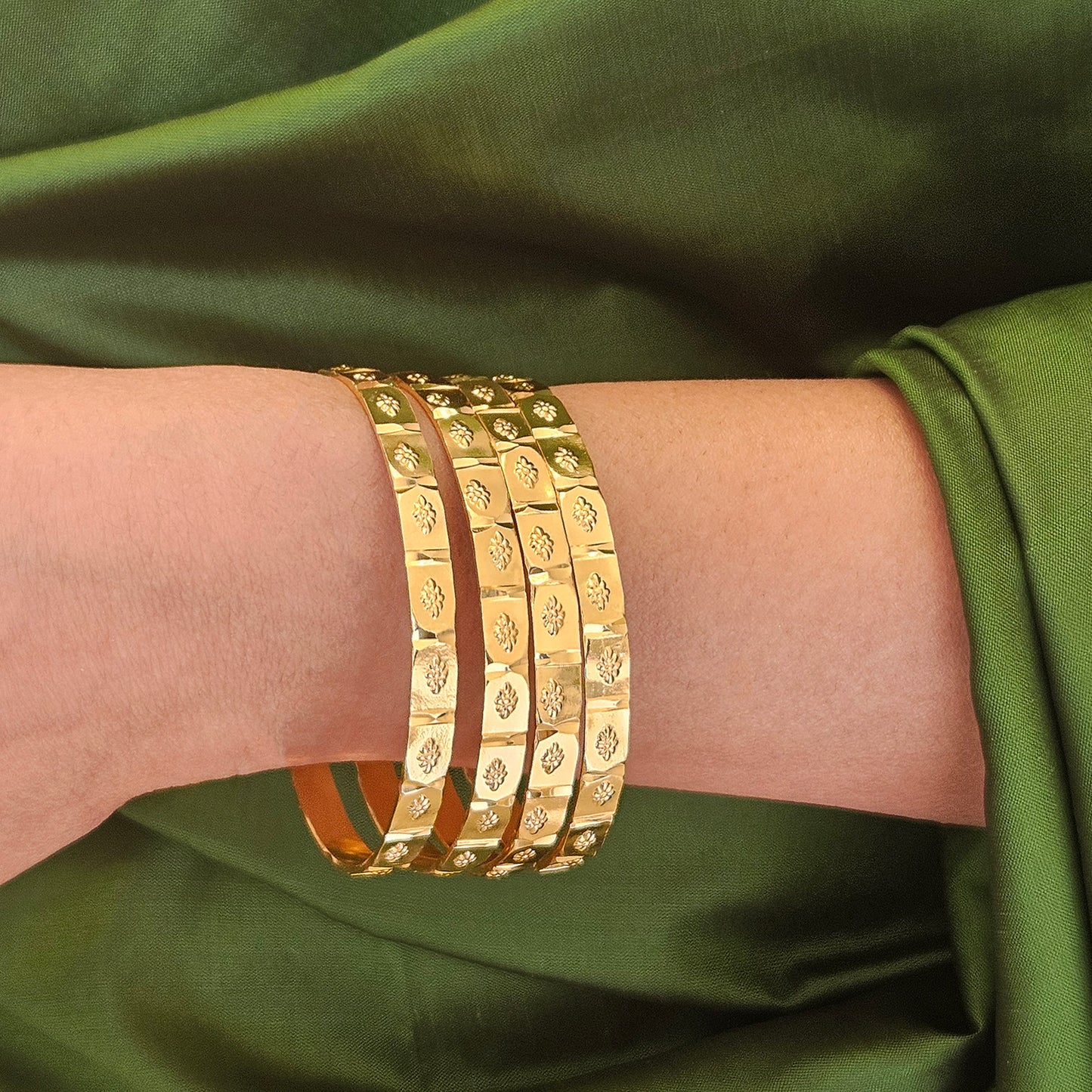 Bangles set of 4, Size: 2.6 - Guarantee